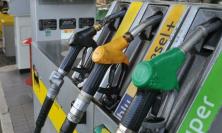 Benzina alle stelle, a Valle Castellana il pieno costa meno: così il  Comune ha salvato l'unico distributore