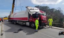 San Severino, incidente sul ponte dell'Intagliata: recuperato il camion precipitato