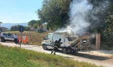 San Severino, camion del Cosmari in fiamme: vigili del fuoco al lavoro (FOTO)