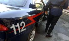 San Severino, 29enne prende a bastonate e calci il padre poi minaccia il fratello: arrestato