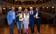 Matelica, Leonardo Manera show al Piermarini: sul palco premiati artigiani e realtà sportive