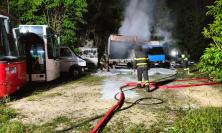 San Severino, autocarro a fuoco nel piazzale: le fiamme coinvolgono altri mezzi (FOTO)