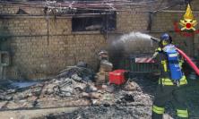 Morrovalle, capannone a fuoco a Trodica: vigili del fuoco al lavoro, un operaio intossicato