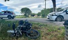 Macerata, scontro tra auto e moto lungo la Statale: un uomo trasferito a Torrette. È grave (FOTO)