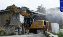 Potenza Picena, al via la demolizione dell'ex scuola: "Atto di arroganza a 10 giorni dal voto"