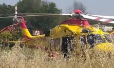 San Severino, perde il controllo dell'auto e si schianta contro il guardrail: 30enne elitrasportato a Torrette