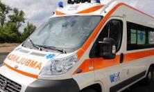 Incidente sul lavoro a Camerino, operaio colpito da una trave: trasportato a Torrette