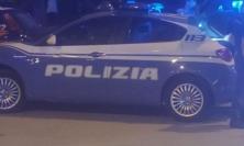 Picchia una donna nella stanza d'albergo poi aggredisce gli agenti: in manette 39enne