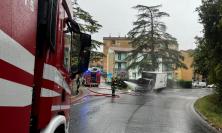 Macerata, furgone avvolto dalle fiamme in via Bramante: il traffico va in tilt (FOTO)