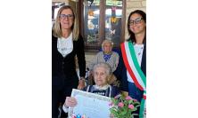 Tolentino, Elvira Urfini festeggia 102 anni: il Comune la omaggia con una pergamena