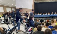 Castelraimondo, grande partecipazione all'inaugurazione delle e-bike per disabili