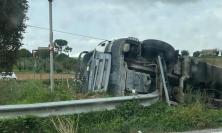 Montelupone, camion si ribalta alla rotatoria e finisce in un campo