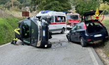 Fiastra, scontro frontale tra due auto: strada chiusa al traffico, due feriti in ospedale