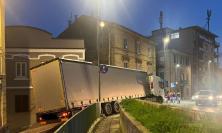 Macerata, camion contromano lungo le mura: la salita di Borgo San Giuliano colpisce ancora (FOTO e VIDEO)