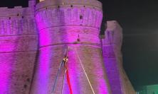 Urbisaglia, la Rocca si illumina di viola per Halloween: successo per l'evento