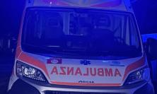 Tragedia a Macerata, auto finisce fuori strada e si ribalta: muore un uomo