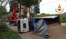 Tolentino, camion si ribalta lungo la Provinciale: strada chiusa al traffico