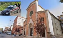 Macerata, scippata della borsa mentre prega in chiesa: un fedele insegue il ladro e lo blocca