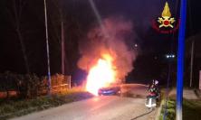 Camerino, auto inghiottita dalle fiamme: paura per il conducente