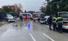 Tolentino, frontale tra due auto in via Nazionale: un uomo e una donna traportati all'ospedale (FOTO)