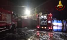 Montecassiano, incendio nel parcheggio di una ditta: sul posto tre squadre dei vigili del fuoco