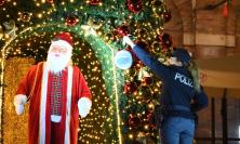 Macerata, la Polizia di Stato contribuisce all'Albero di Natale con un messaggio di vicinanza