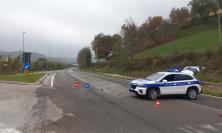 Incidente tra auto e camion: strada chiusa tra San Severino e Tolentino, un uomo in ospedale