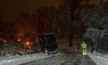 Camerino, camion esce di strada per la neve: strada chiusa al traffico (FOTO)