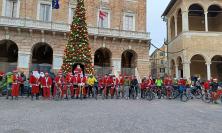 Doni ai bimbi dell'ospedale, "Babbi Natale in bici": l'allegra carovana sfila da Villa Potenza a Macerata