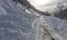 Tormenta di neve nell'entroterra, chiuse tre strade. Parcaroli: “Non avventuratevi, situazione critica"