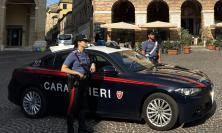 Macerata, ruba generi alimentari in un supermercato, poi reagisce al controllo: denunciato 26enne