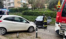 Recanati, scontro frontale tra due auto: donna estratta dalle lamiere dell'abitacolo