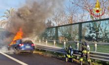 Auto in fiamme in autostrada: momenti di paura lungo l'A14 (FOTO)