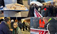 Camerino, oltre 205 metri per un torrone da record: la Befana arriva insieme ai Babbi Natale