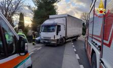 Civitanova, scontro tra auto e camion: due ferite estratte dall'abitacolo dai vigili del fuoco