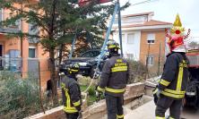 Auto si sfrena sfonda muretto e finisce nel giardino di un'abitazione