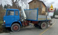 Perde il controllo del camion, il cassone urta un altro mezzo pesante: 46enne grave a Torrette (FOTO)