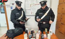 Castelraimondo, nella vettura nasconde 700 euro di profumi contraffatti: denunciato 33enne