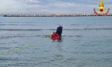 Pescatore resta intrappolato nella sabbia: salvato dai vigili del fuoco a Marina Palmense