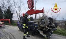 Esce di strada con l'auto e vola in una scarpata per 15 metri: uomo in ospedale (FOTO)