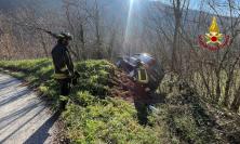 Incidente a Serrapetrona: auto resta in bilico su una scarpata, conducente estratto dai vigili del fuoco