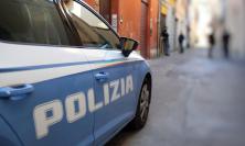 Aggredisce donna in un bar poi si scaglia contro i poliziotti: divieto di accesso fino al 2028