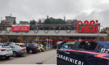 Macerata, colto in flagrante mentre ruba alcolici al supermercato: arrestato un 62enne