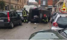 Civitanova, auto si ribalta su un fianco dopo lo scontro con le vetture in sosta: un ferito all'ospedale