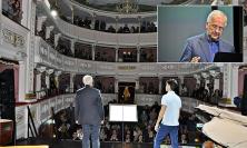 Teatro di Caldarola sold-out per Walter Veltroni: le emozioni degli anni Sessanta conquistano la platea