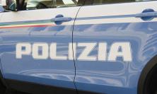 Macerata, "Vi accoltello e vi ammazzo": poliziotto aggredito mentre cerca di calmare un uomo in piazza Mazzini Macerata, "Vi accoltello e vi ammazzo": poliziotto aggredito mentre cerca di calmare un uomo in piazza Mazzini