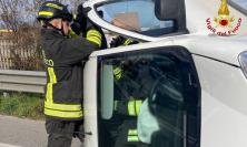 Incidente lungo la Statale, si scontrano un'auto e un furgoncino