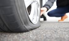 Macerata, buca le gomme dell'auto dell'insegnante: studente segnalato alla Procura