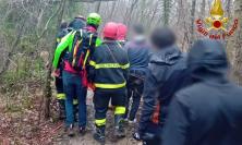 Ciclista cade e rimane bloccato su un sentiero impervio: sul posto vigili del fuoco e soccorso alpino