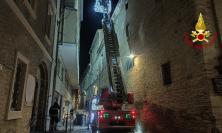 Macerata, parti pericolanti in un edificio storico: intervengono i vigili del fuoco